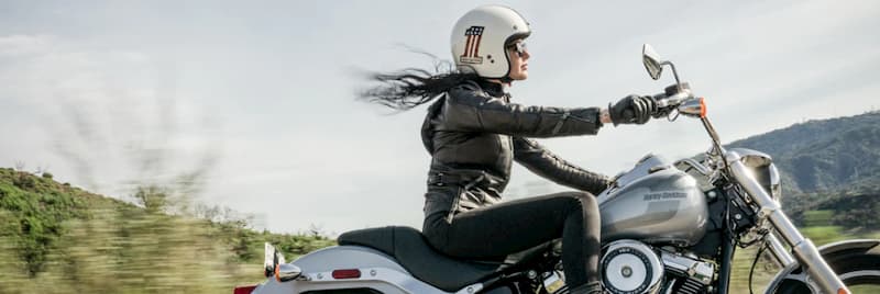 女性が大型バイクに乗るときはヘアダメージに気をつけて！