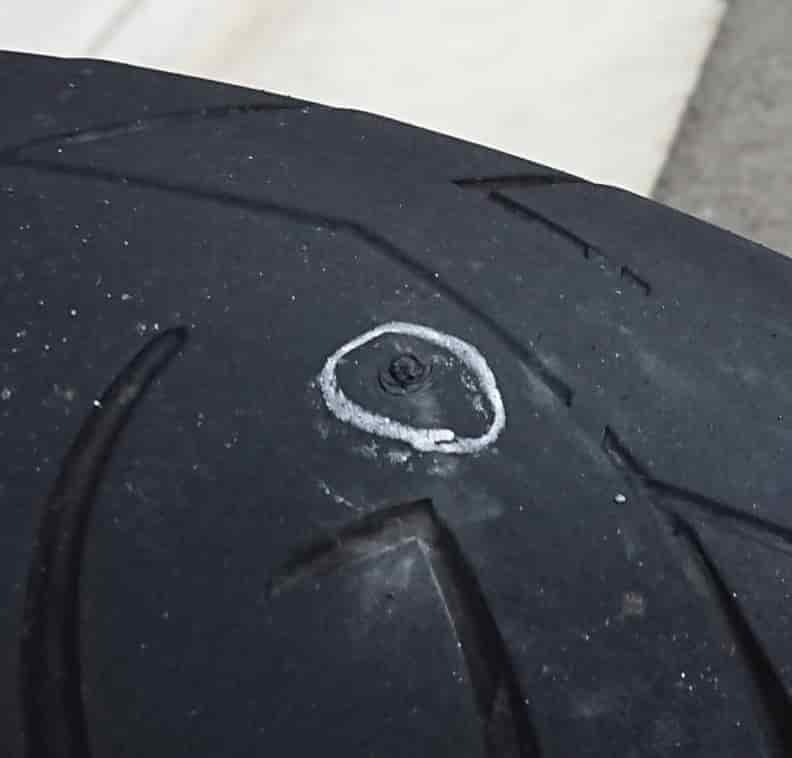 バイクのタイヤに刺さったビスの跡